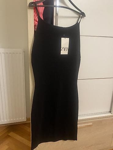 ZARA crna haljina na tregere - Model: uska, jednostavna „little black