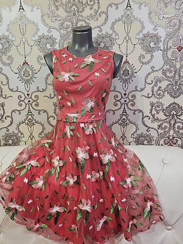 Haljina je nosena samo jednom, S vel je. Haljina od tila sa cvetnim