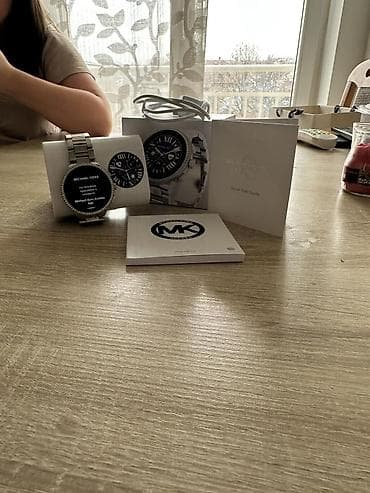 grejac za ledja: Michael Kors Access pametni sat – ženski model sa čeličnom narukvicom — 2