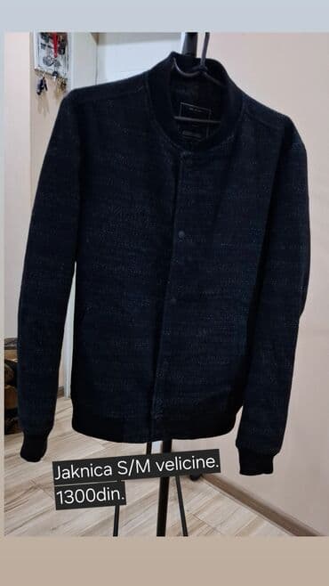 Crna jakna (bomber stil) sa okruglim rebrastim okovratnikom, rebrastim na lalafo.rs Crna jakna (bomber stil) sa okruglim rebrastim okovratnikom, rebrastim