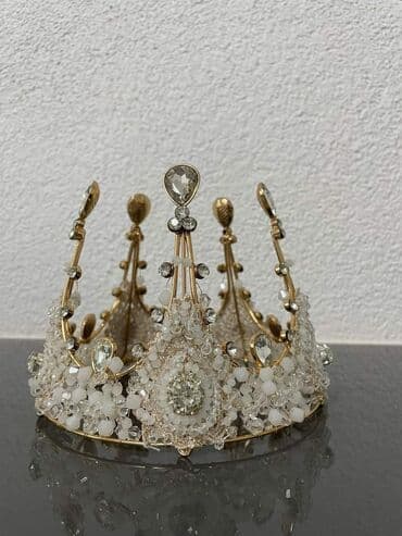 rajfovi za kosu h m: Krune 
Cena 1400din — 5