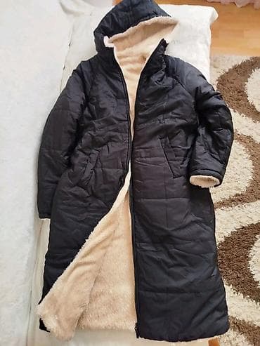 Duga ženska zimska jakna sa kapuljačom - Boja: spolja crna, iznutra