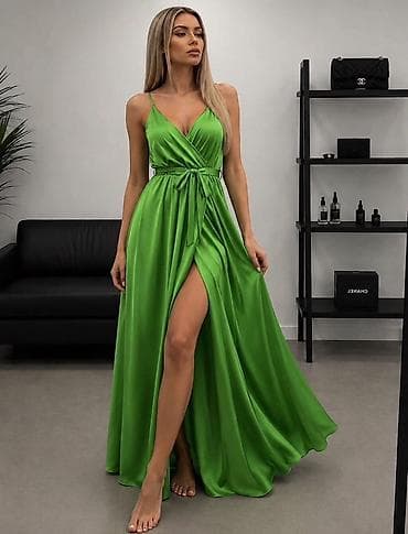 Elegantna duga haljina u smaragdno zelenoj boji od sjajnog na lalafo.rs Elegantna duga haljina u smaragdno zelenoj boji od sjajnog