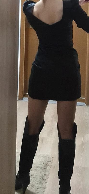 Crna mini haljina elegantnog kroja - Materijal: tkanina sa blagim