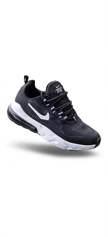 patike sa vazdusnim donom: Nike patike – crno‑bele, sportsko-lifestyle - Model sa istaknutim — 1