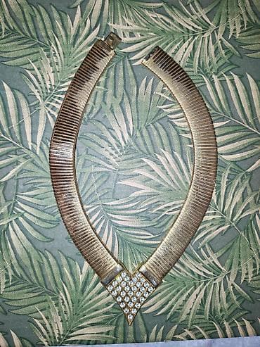 afro kikice beograd: Zlatno tonirana ogrlica sa kristalima – elegantan statement komad - — 2