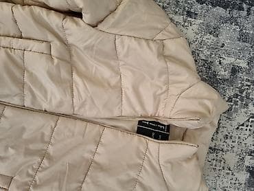 Sweatpants: Puf jakna u bež/šampanj nijansi - Kratki model sa visokim, „stand-up” — 3