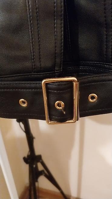 vecernje haljine: Ženska crna kožna jakna sa kaišem i zlatnim detaljima. Univerzalna — 3