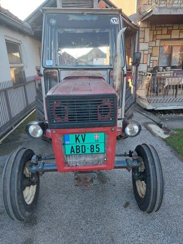 svetleca traka za auto: Traktor UNIVERZAL 445 standard bez ikakvih ulaganja. Gume nove — 8