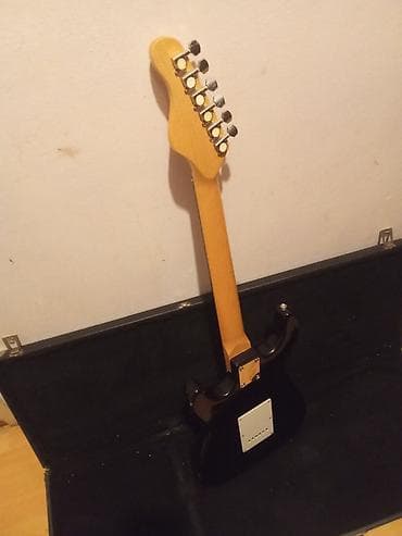 Art & Collectibles: Električna gitara tipa Stratocaster u sunburst finišu, sa belim — 9