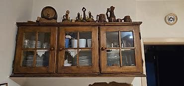 postolje sa tockicima: Drveni viseći kuhinjski ormarić sa troje staklenih vrata - Materijal — 1