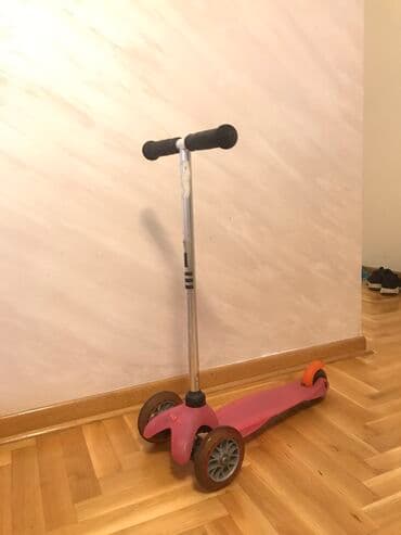 Trotineti, skejtbordovi i hoverbordovi: Micro trotinet Sa torbicom U super stanju na Zvezdari moguce — 1