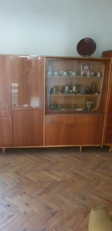 nameštaj m: DRVENA VITRINA SA GARDAROBNIM DELOM IZ ANTIKVARNICE — 3