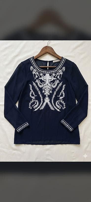 elegantne svecane haljine: Elegantna bluza dugih rukava u crnoj boji sa bogatim belim vezom — 1