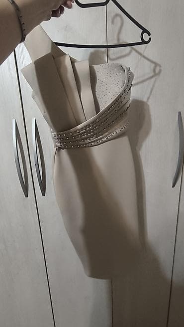 Elegantna bež koktel/večernja haljina – brend CERRAL ÖZÇELIK - Kroj