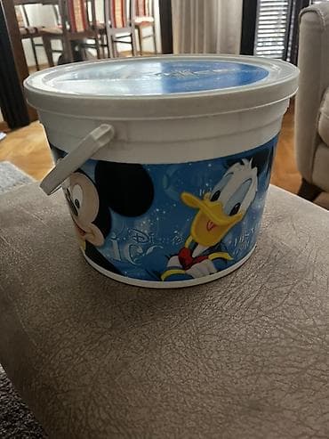 2 Disney On Ice plastična kanta sa poklopcem i ručkom. Cena je za