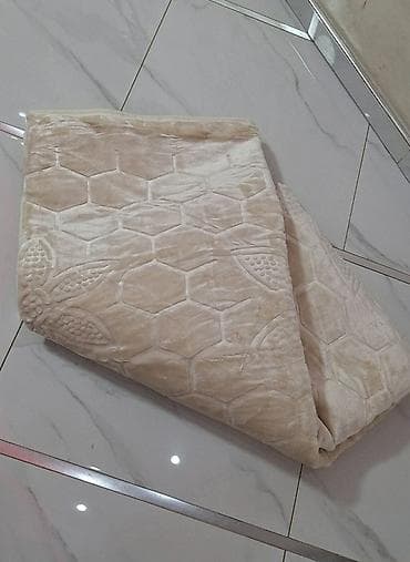 posteljine cena: Ćebe 3kg 220x240 3500din
Ćebe 1.5kg 150x200 2500din

T — 4