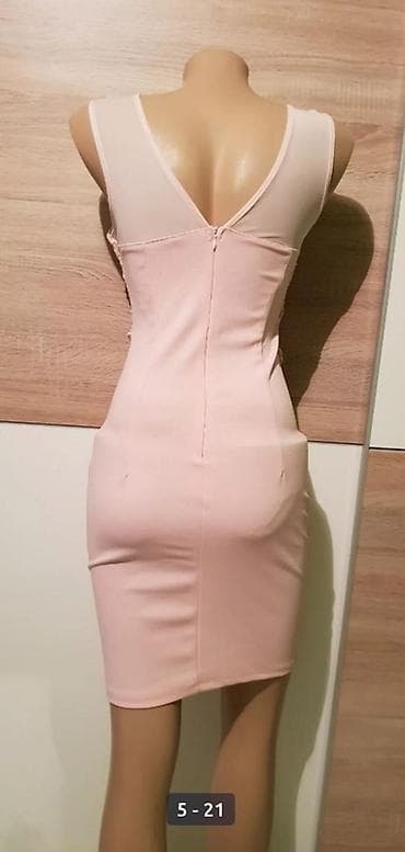 bonatti donji veš: Elegantna ženska haljina u puder‑roze boji, kroja iznad kolena — 2