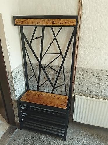 Komode: CIVILUK SA CIPELARNIKOM — 2