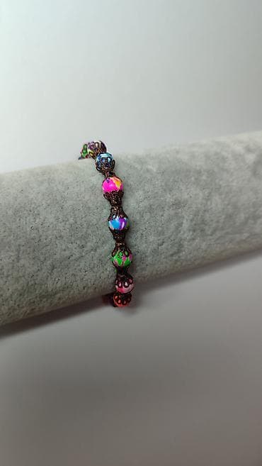 Narukvica sa šarenim perlama i bronzanim filigranskim elementima -