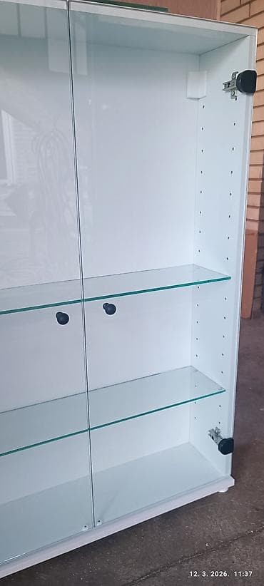 Stilski nameštaj: Staklena vitrina/izložbena komoda - Konstrukcija: korpus u beloj — 4
