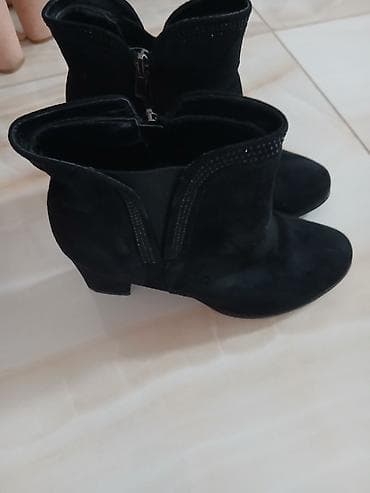 bata gležnjače: Crne ženske gležnjače sa niskom potpeticom. Model od mekane — 1