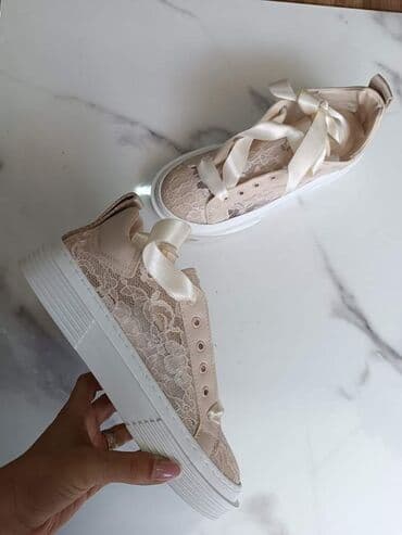 kickers obuca: Broj 36-40
Cena 3500 din — 2