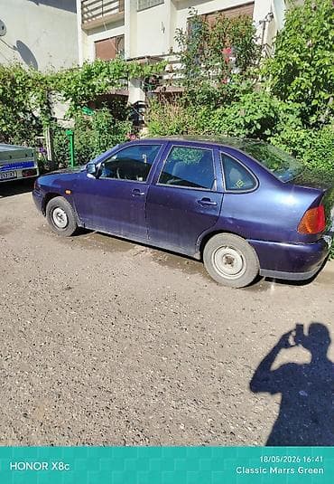 crevna formula 1 cena: Volkswagen Polo Classic (sedan), tamnoplava boja, 4 vrata. Ključne — 3