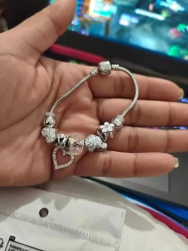 narukvice sa krstom: Narukvica sa perlama i šarmovima – srebrni ton, crno-srebrna — 6