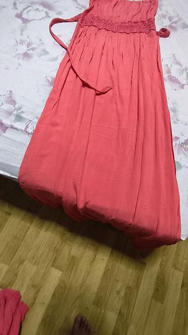 koralna boja haljine: Duga letnja haljina bez naramenica – koralno roze - Model: maxi — 4