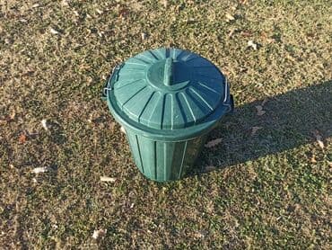bastenska garnitura: Plastična kanta za smeće zapremine 46L. Prubližne dimenzije ф40/32cm — 2