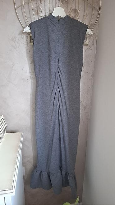 max patike: Siva duga haljina bez rukava - Model: ravna silueta sa diskretnim — 2