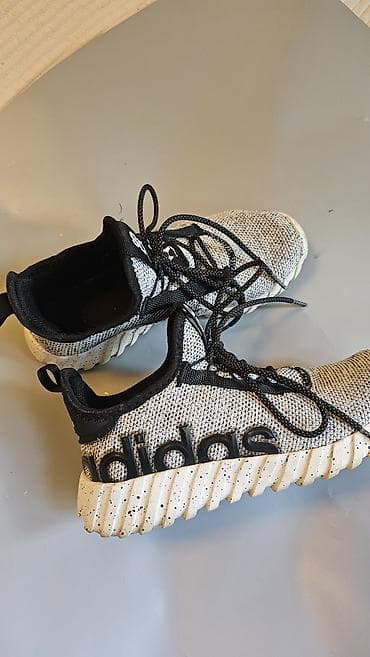 kickers obuca u beogradu: Adidas patike za dečaka kupljene u Americi. Jedina mana što je pukla — 1