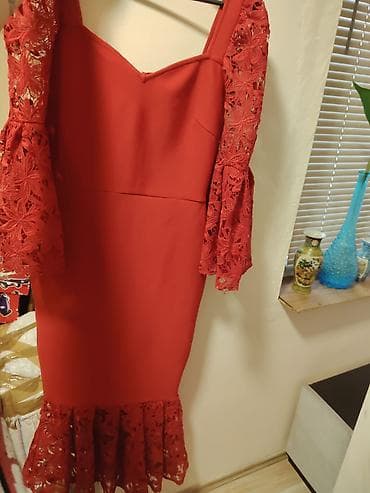bench cipele: Elegantna crvena haljina midi dužine sa romantičnim detaljima od — 2