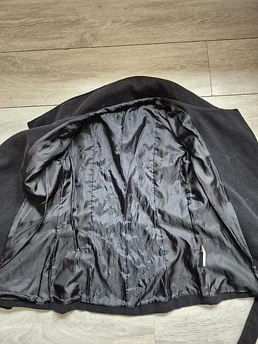 patike a: Crni ženski kaput sa pojasom - Kroj: strukirani kratki kaput/peacoat — 3