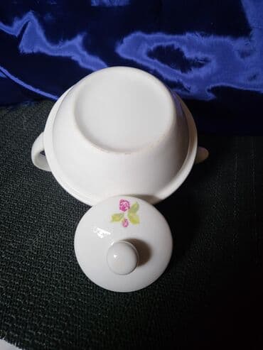 Bokalcic nov porcelanski. Bokal,sve na njemu odsjaj od svetla — 7