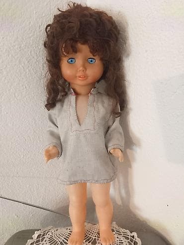 lc waikiki papuce za decu: Lutka sa plavim očima i kovrdžavom smeđom kosom. Telo od — 1