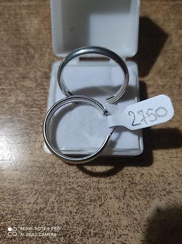 Jednostavan prsten metalik boje, glatke i polirane površine. Prsten