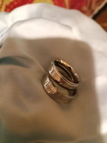 muske jakne 5xl: Burme 
Muška 20mm
Ženska 19mm
Novo!
Cena 3000din za obe.
Forever love — 1