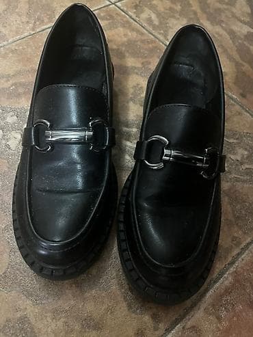 reserved zenske papuce: Crne ženske mokasine sa metalnom kopčom - Klasčan model mokasina u — 2