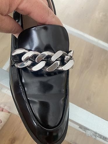 sandale nine west: Ženske crne mokasine sa dekorativnim srebrnim lancem - Model — 3