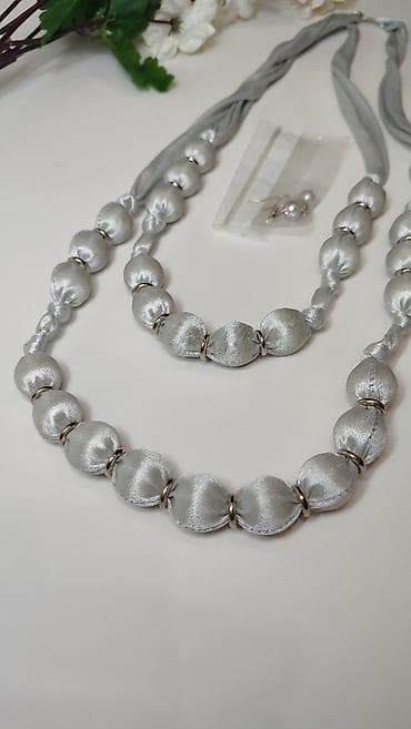 Setovi nakita: Srebrnosivi set nakita – dve tekstilne ogrlice + naušnice - — 1
