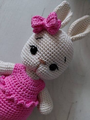 igracke iz kinder jaja prodaja: Pletena (heklana) igračka – zeka - Ručno heklani zeka od nežne — 2