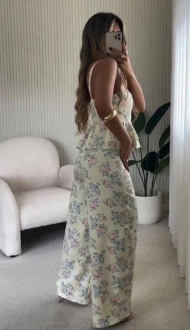 topici: Dvoset ženski komplet – top sa peplum detaljem i široke pantalone - — 2
