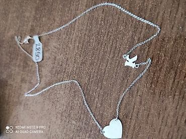 Srebrna ogrlica sa dva privezka – srce i golubica. - Materijal