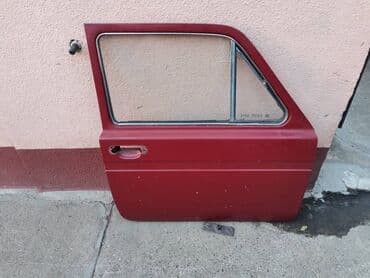 desno krilo golf 4: Vrata desna Lada 2121 Niva. U crvenoj boji. Polovna, zdrava. Skinuta — 2