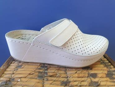 crocs zenske klompe: Kozne anatomske klompe 
Cena 3950 din 36-41 — 3