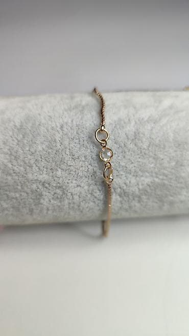 Novčanici: Tanka ženska narukvica u zlatnoj boji sa diskretnim sjajem. - Dizajn — 1