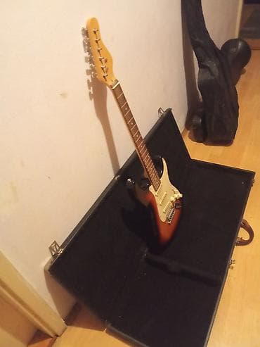 Art & Collectibles: Električna gitara tipa Stratocaster u sunburst finišu, sa belim — 8