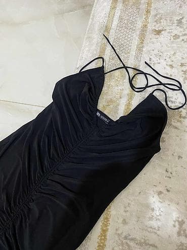 Crna midi haljina sa naborima i tankim bretelama - Elegantna crna